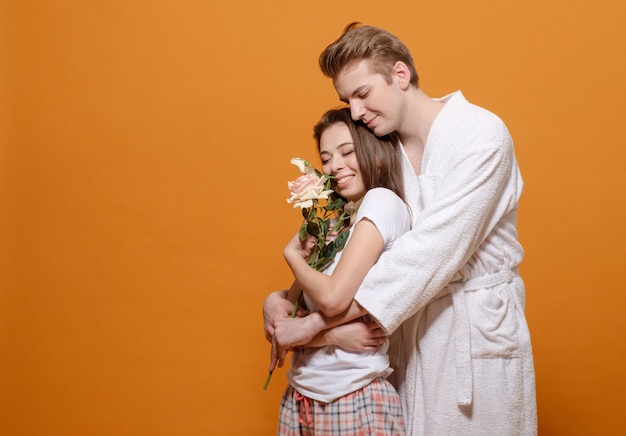 Hombre y mujer reconciliación, hombre da flores a mujer