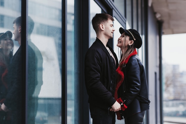 Hombre y mujer riendo en la ciudad