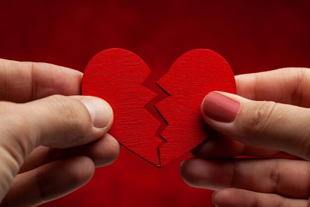 Foto el hombre y la mujer rompen la relación. corazón roto. grieta en el corazón rojo, rompiendo la relación.