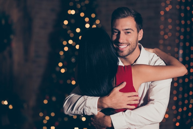 Foto hombre y mujer en ropa elegante