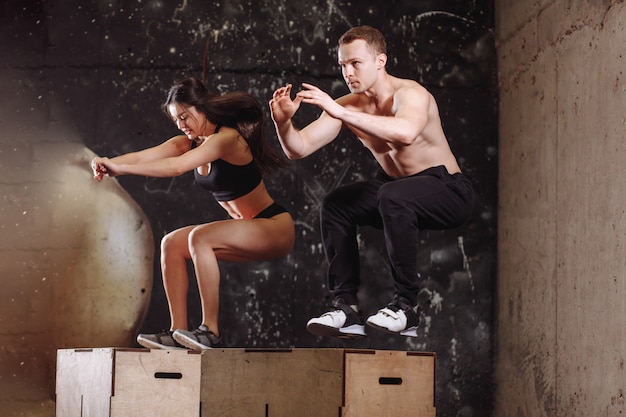 Hombre y mujer saltando en forma de caja