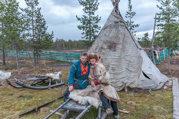 Hombre y mujer, sami en traje nacional, aldea sami en la península de Kola, Rusia.