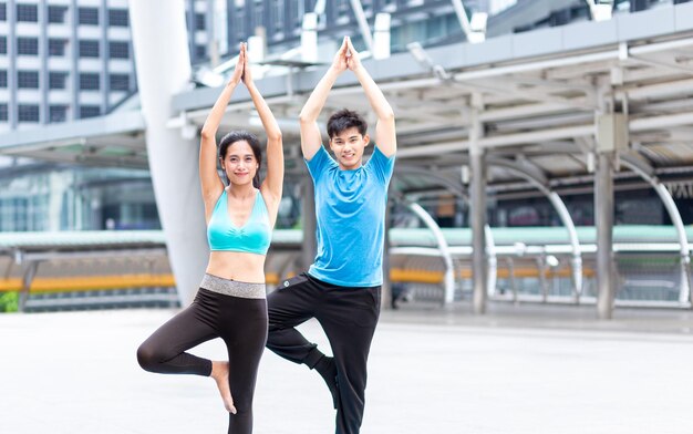 Hombre y mujer sanos ejercicio de yoga clase de yoga de salud ejercicio deportivo en estera de yoga fitness