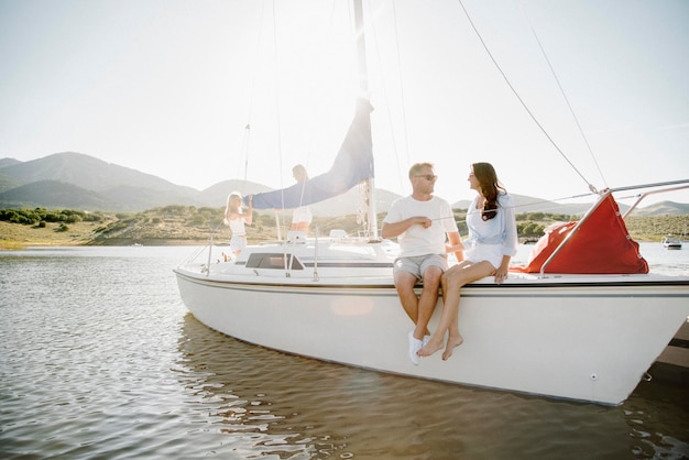 hombre y mujer, sentado, en, un, velero