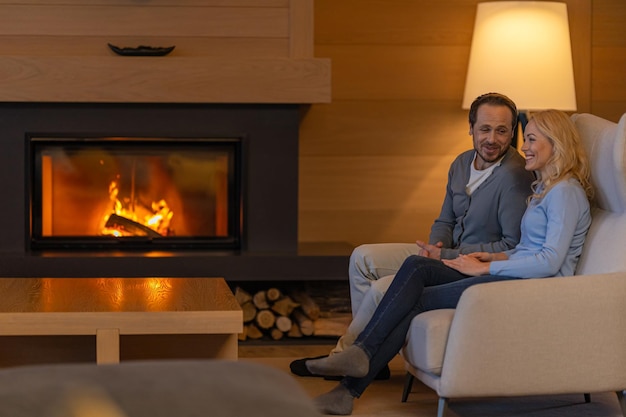 El hombre y la mujer sentados cerca de la chimenea.