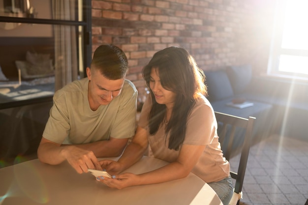 Foto hombre y mujer con smartphone para compras online