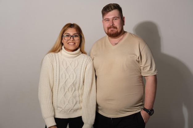 hombre y mujer sobre un fondo gris