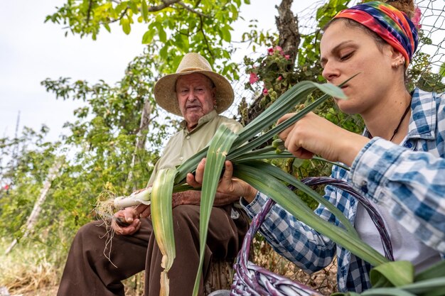 Foto hombre con mujer con sombrero