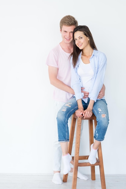 Hombre y mujer sonriendo y abrazando el ocio alegre relación de pareja amorosa feliz