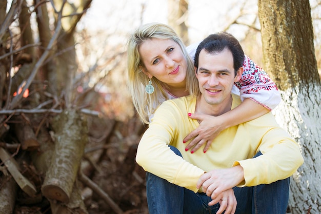 Hombre y mujer sonriente en el vyshivanka al aire libre, otoño