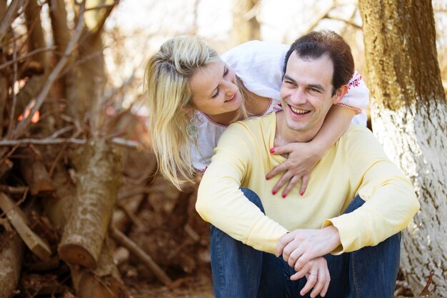 Hombre y mujer sonriente en el vyshivanka al aire libre, otoño