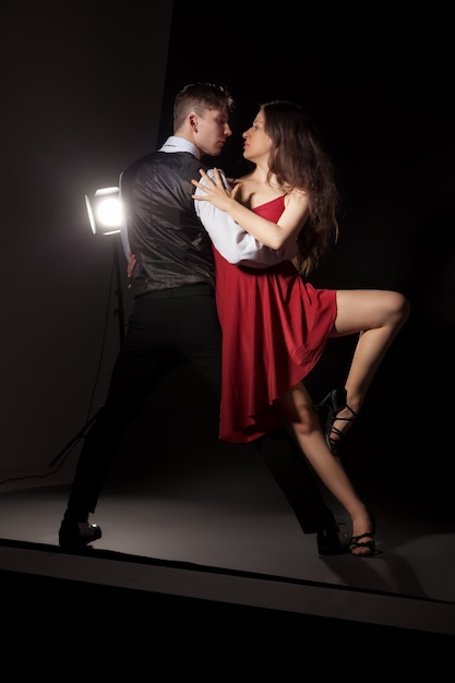 Hombre y mujer en el tango de baile más romántico