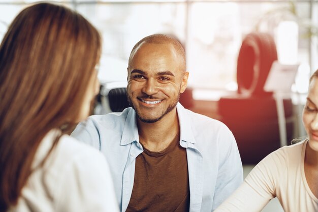 Hombre y mujer, teniendo una charla, en, oficina