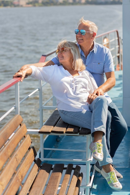 Hombre y mujer de tiro completo en barco