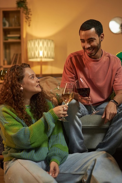 Foto hombre y mujer tocando copas de vino