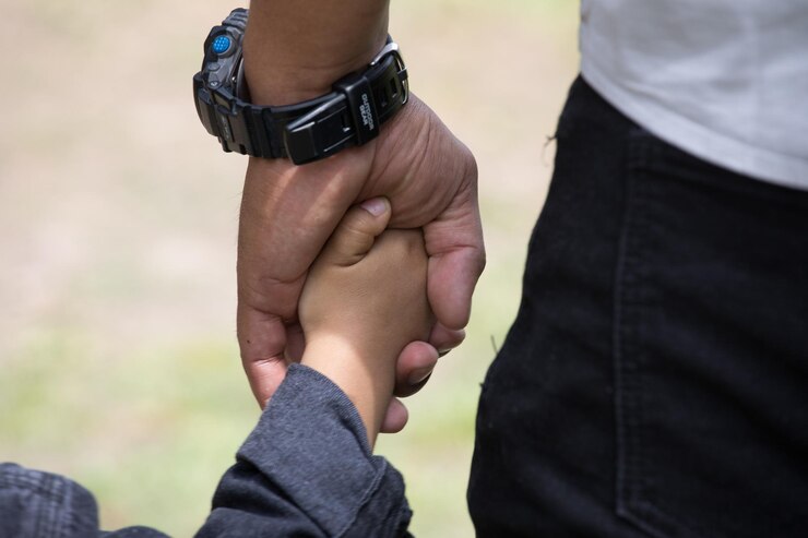 Foto un hombre y una mujer tomados de la mano con uno que dice "manos"