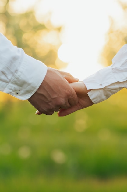 hombre y mujer tomados de la mano