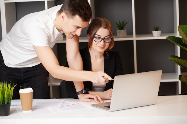 Hombre y mujer trabajando juntos en un proyecto en la oficina