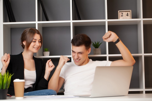 Hombre y mujer trabajando juntos en un proyecto en la oficina