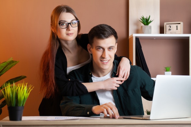 Hombre y mujer trabajando juntos en un proyecto en la oficina