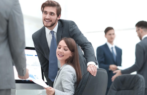 Hombre y mujer trabajando en el trabajo en equipo colaborativo de la oficina