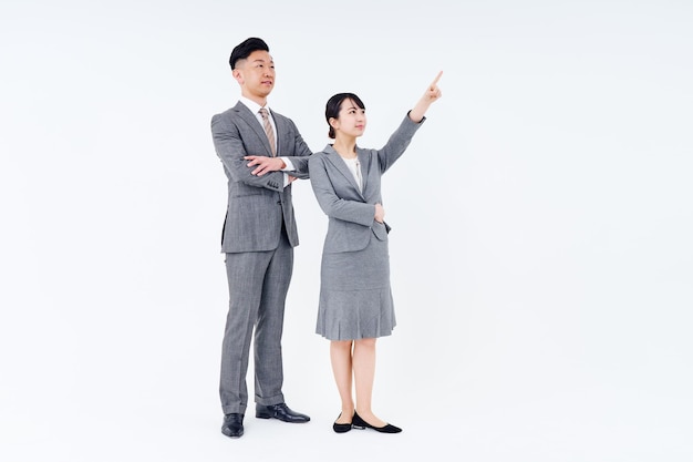 Hombre y mujer en trajes posando positivamente