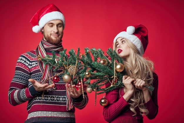 El hombre y la mujer en vacaciones de Navidad divertidos juguetes de decoración