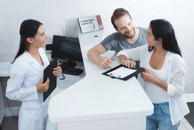 Un hombre y una mujer vinieron a ver a un dentista.