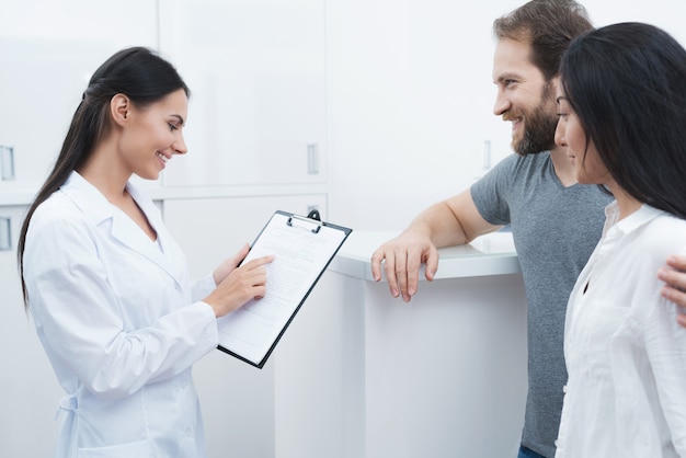 Un hombre y una mujer vinieron a ver a un dentista.