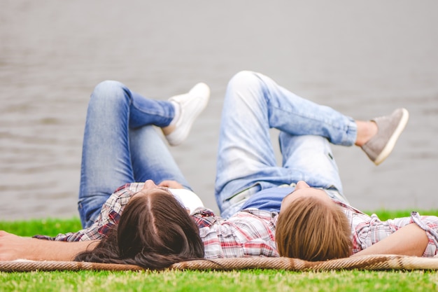 El hombre y la mujer yacían cerca de un lago.