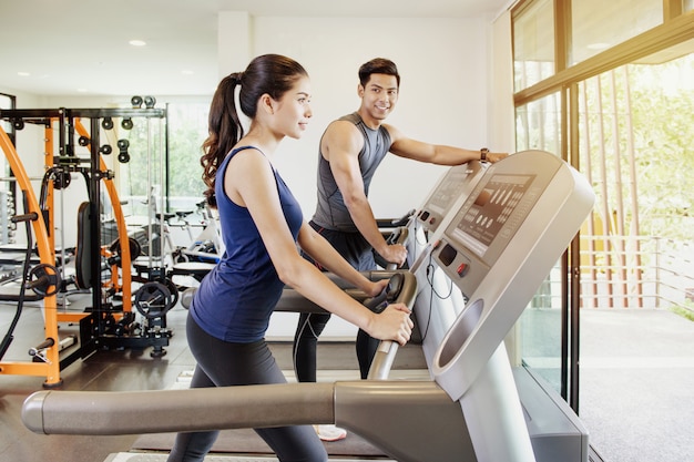 Hombre y mujeres trabajando en el gimnasio juntos