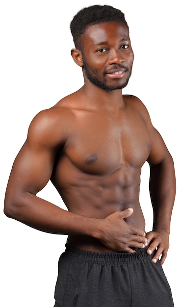 Hombre musculoso africano aislado en blanco