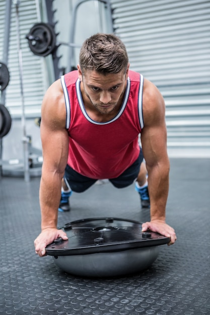 Foto hombre musculoso con bola de bosu