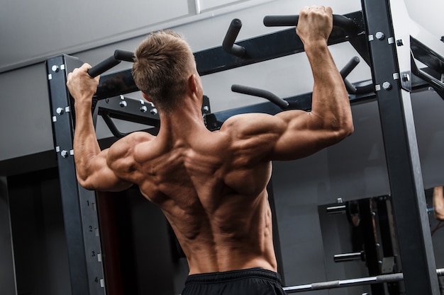 Hombre musculoso entrenando su espalda