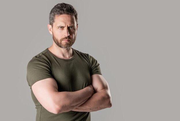 Hombre musculoso en el estudio con copia de la foto espacial de hombre musculoso con paja hombre musculosa con paja usar camiseta hombre musculosos aislado en fondo gris