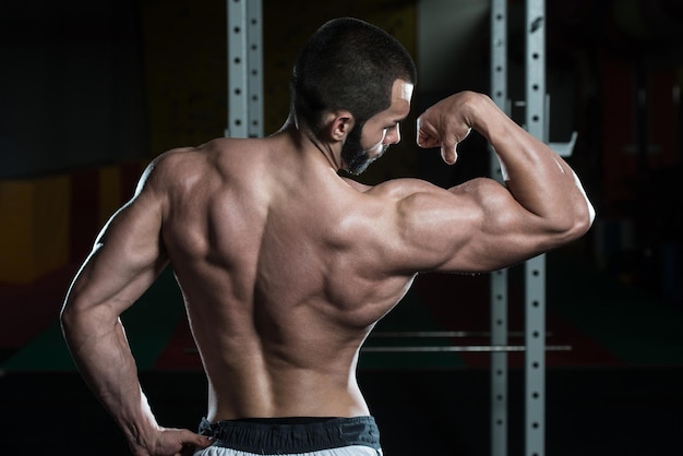Hombre Musculoso Flexionando Los Músculos Biceps Pose