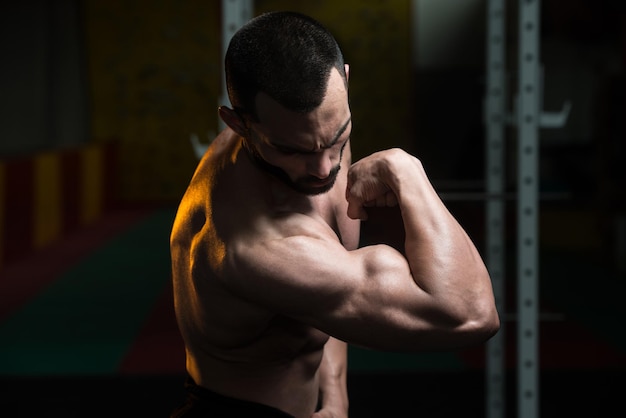 Hombre Musculoso Flexionando Los Músculos Biceps Pose