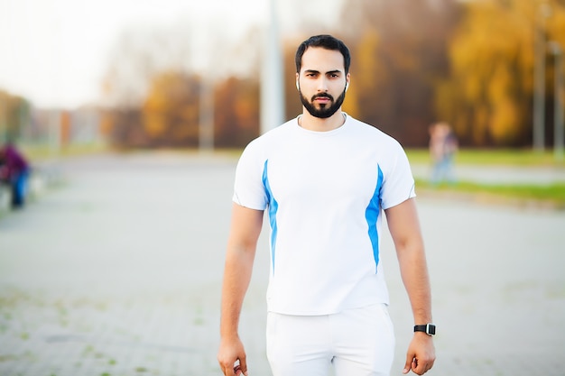 Hombre musculoso en forma corriendo fuera del concepto de fitness y deporte