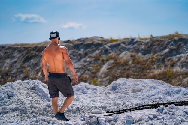 Hombre musculoso fuerte guapo con el torso desnudo al aire libre