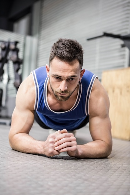 Hombre musculoso en el gimnasio crossfit