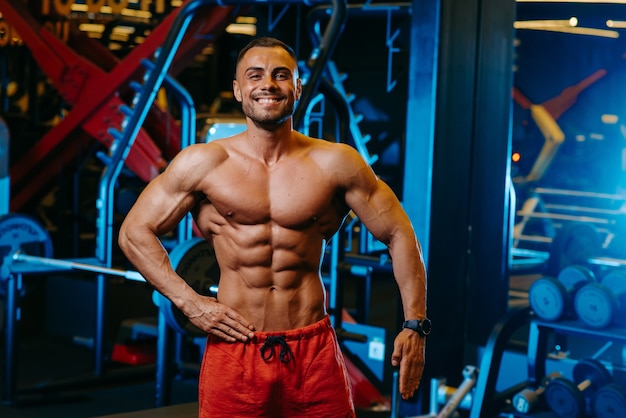 hombre musculoso en el gimnasio