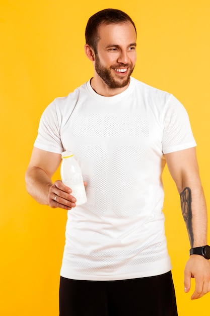 Foto hombre musculoso guapo con botella de yogurt con semillas de chia