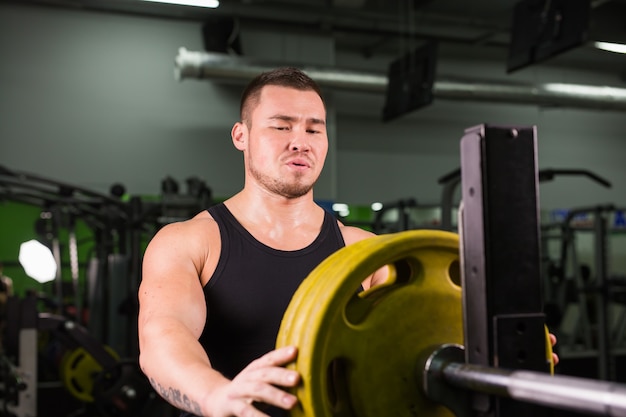 Hombre musculoso guapo en gimnasio