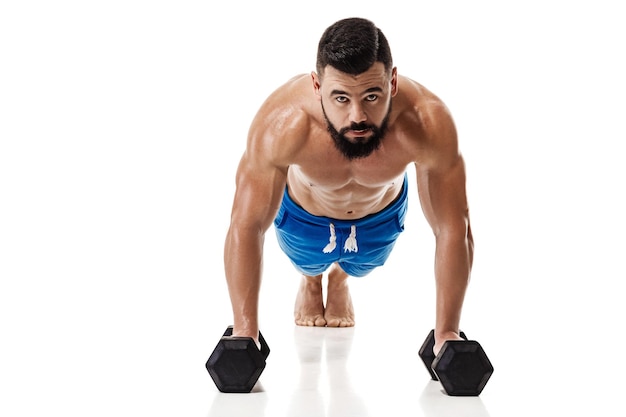 Hombre musculoso haciendo ejercicios con pesas