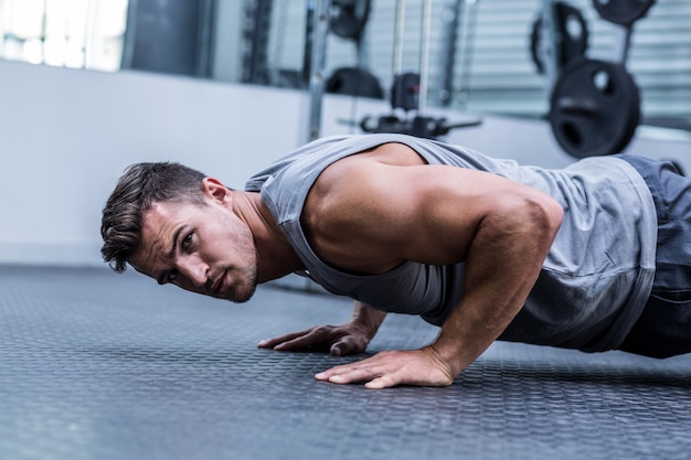 Un hombre musculoso haciendo flexiones