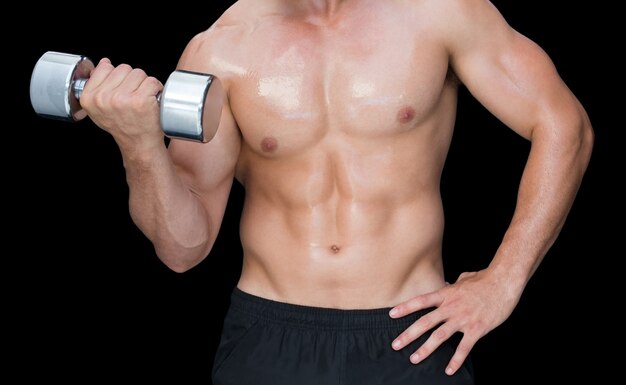 Hombre musculoso levantando pesas pesadas