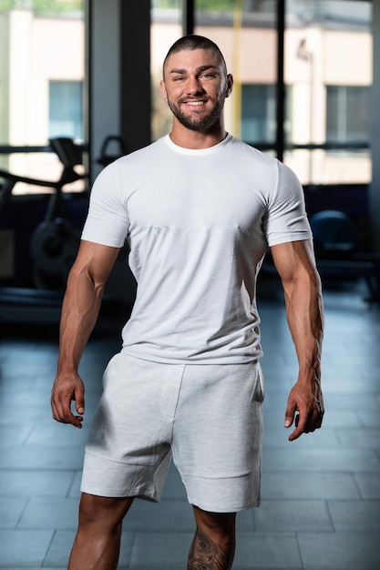 Hombre musculoso posando en camiseta blanca