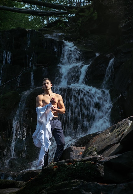 Hombre musculoso que va a nadar en el flujo de agua de la cascada de dólares lucro concepto de negocio empresario un ...