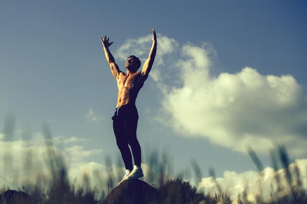 Hombre musculoso sexy sobre fondo de cielo