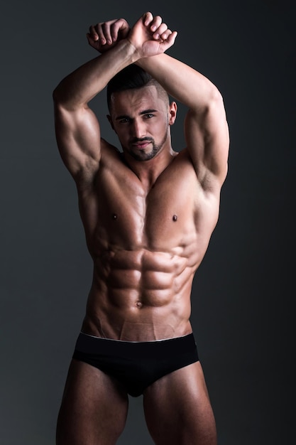 Foto hombre musculoso con torso muscular en estudio deportivo y entrenamiento